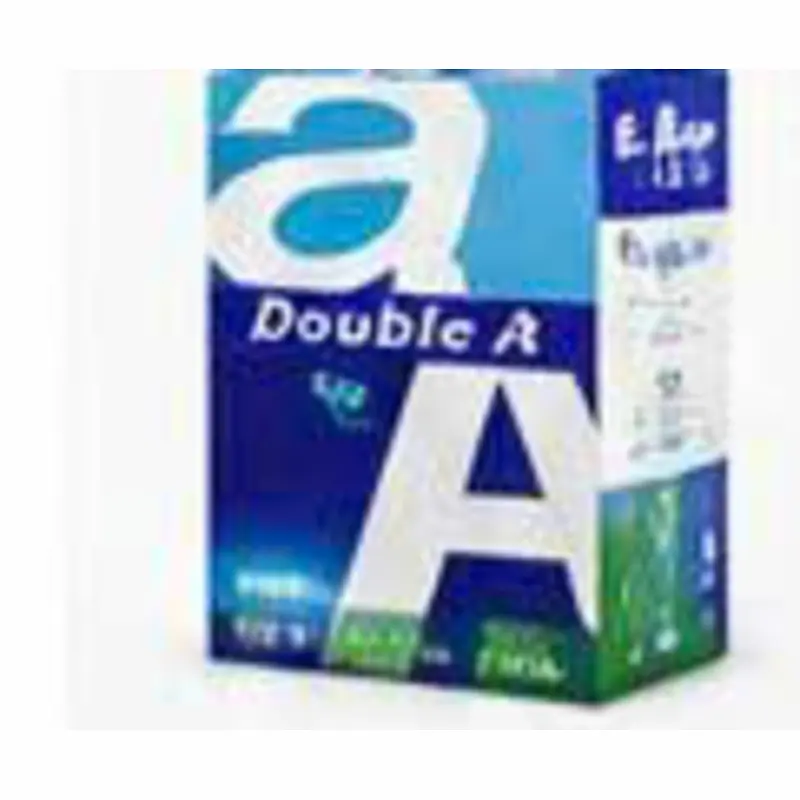 Bộ đồ dùng lớp 1 gồm bút chì, tẩy, vở ô ly và bảng con được xếp gọn trên bàn